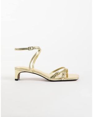 River Island Sandalias Doradas Con Hebilla Y Tacón Bajo Ancho - Metálico