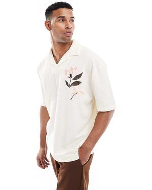 ASOS Polo Oversize Testurizzata Con Ricamo E Chiusura Con Bottoni - Bianco