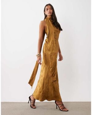 Pretty Lavish Vestido Maxi De Jacquard Satinado Al Bies Con Detalle De Pañuelo Y Estampado Floral - Neutro