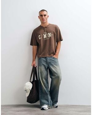 ASOS Boxy Oversized T-Shirt Met Tekst En Henley-Hals - Meerkleurig