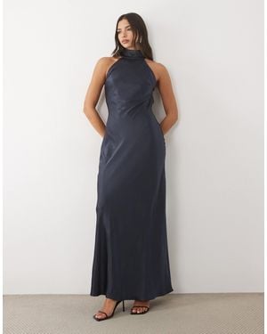 TFNC London Satin-maxikleid mit hohem kragen, rückenausschnitt und schal-detail - Blau