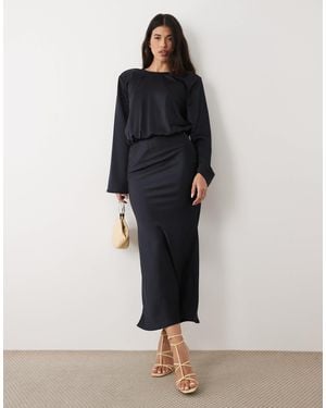 Kaiia – exklusives blouson-maxikleid aus satin - Schwarz