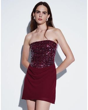 TFNC London Robe courte à imprimé fleuri, sequins et détail drapé en mousseline, bordeaux - Rouge