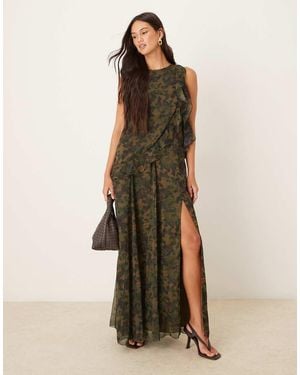 ASOS Vestido Largo Verde De Corte Recto Con Estampado Abstracto, Cuello De Nadadora Y Detalle De Volantes De - Neutro