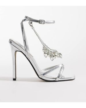 Kaiia Sandalias Metalizado De Tacón Con Diseño De Tiras Y Detalle De Cadena Con Corazones De Estilo Años 2000 Exclusivas De - Blanco