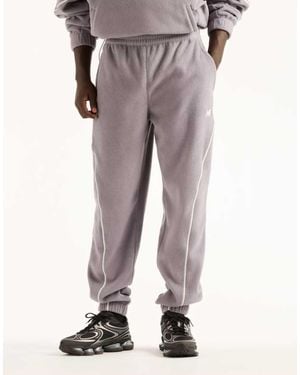 New Balance Pantalón Jogger De Forro Polar Trackside En Gris Off-Line