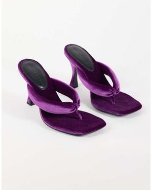 ASOS Sandalias De Tacón Tipo Tanga Acolchadas Con Puntera En Terciopelo Morado