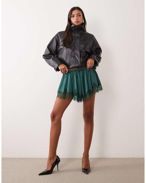 ASOS Pantalones Cortos Vaporosos De Satén Con Cintura Con Cordón Ajustable En Verde Azulado Y Ribete De Encaje