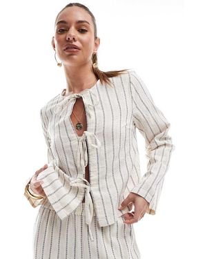 Pieces Blusa Color Crema Abedul A Rayas Azules Con Lazada Delantera De Tejido Efecto Lino De (Parte De Un Conjunto) - Blanco
