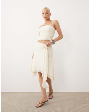 Tiger Mist Juna Asymmetrische Zoom Gedrapeerde Taille-Detail Midi-Rok Co-Ord - Naturel