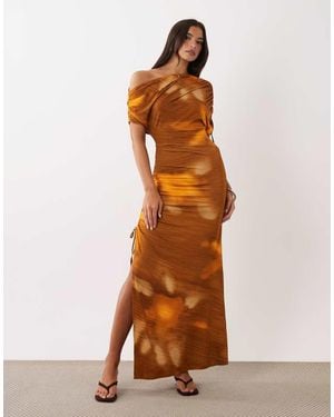 ASOS Vestido Semilargo Naranja Con Estampado Abstracto, Escote Bardot Y Detalle De Lazada - Marrón