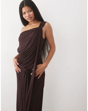 TFNC London Robe longue fluide à épaules dénudées avec détail noué et drapé, chocolat - Marron