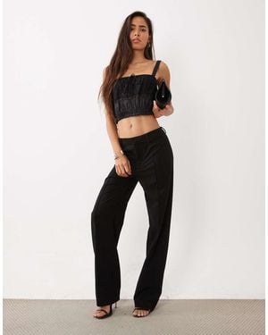 ASOS Top Corto De Satén Con Paneles De Encaje, Fruncido, Tirantes Finos Y Lazo En El Pecho En - Negro