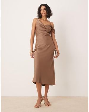 Pretty Lavish Vestito Sottoveste Con Gonna Al Polpaccio Color Mocha Con Scollo Asimmetrico - Neutro