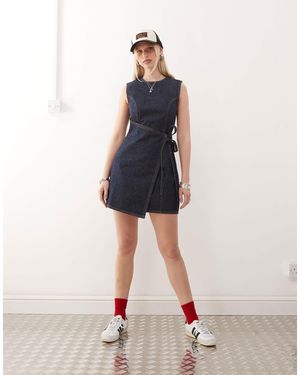 Collusion Robe courte en jean à détail croisé - délavé - Bleu