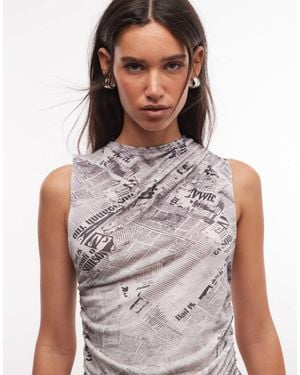 Weekday – asymmetrisches, gerafftes tanktop mit zeitungsprint - Weiß