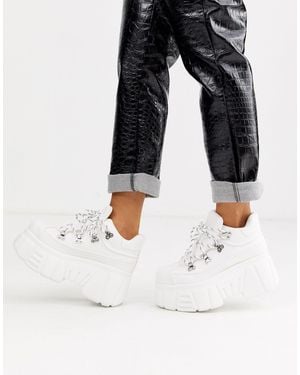 Bershka Botas con suela gruesa en blanco