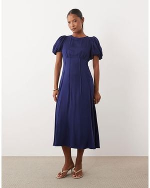 Nobody's Child Petite Quinn - robe mi-longue en satin à manches bouffantes - Bleu