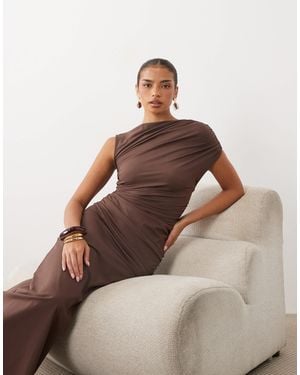4th & Reckless Doppellagiges, fließendes maxikleid mit drapierung an der taille, hohem kragen und einem ärmel - Braun