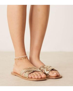 Asos Design Wide Fit Sandalias Doradas Planas Con Diseño Entretejido Flossie De - Neutro
