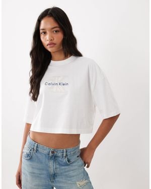Calvin Klein Monologo cropped t-shirt mit denim-logo-applikation - Weiß
