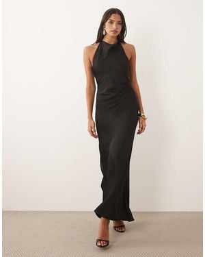 Forever New Vestido Maxi Al Bies De Satén Con Cuello Halter Y Espalda Descubierta - Neutro