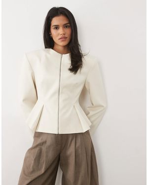 Miss Selfridge Taillierter blazer mit power-schultern und schößchen - Natur