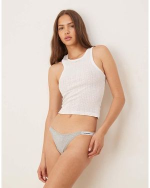 Calvin Klein Tanga Gris Con Diseño De Pico Modern Logo De - Blanco