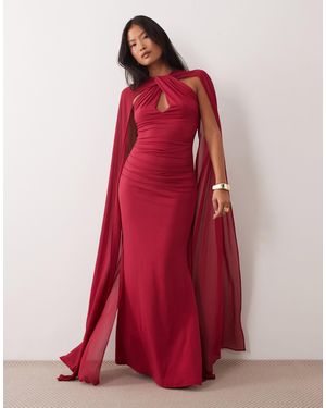 TFNC London Robe longue près du corps dos nu avec détail goutte et manches cape en foncé - Rouge