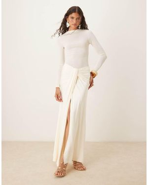 SNDY'S Maxi Rok Met Gedraaid Knoopdetail En Dijsplit - Naturel