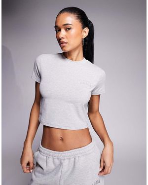 Kaiia Camiseta Gris Oscuro Jaspeado Con Diseño Encogido Y Logo Bordado De Tejido Rico En Algodón De (Parte De Un Conjunto) - Blanco