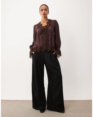 Nobody's Child Wilde bluse mit spitzendetail, bindebust und langen ärmeln - Braun