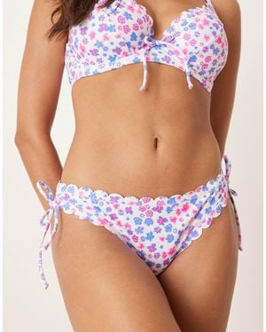Peek & Beau – fuller bust – mehrfarbige bikinihose mit bogenkante, blümchenmuster und hohem beinausschnitt - Blau
