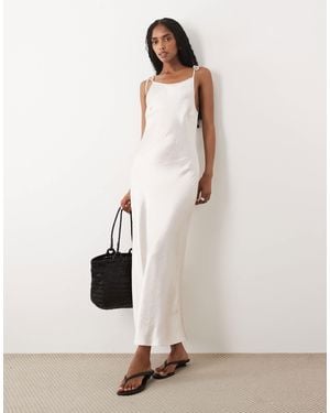 ARKET – midi-trägerkleid aus satin mit gebundenen trägern - Natur