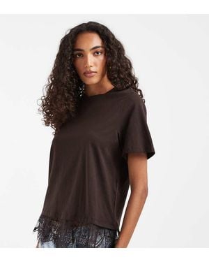 Vero Moda Camiseta Con Detalle Asimétrico De Encaje En Marrón Chocolate - Negro