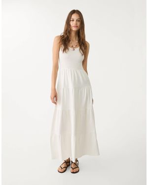 Stradivarius – gestuftes maxi-trägerkleid - Weiß