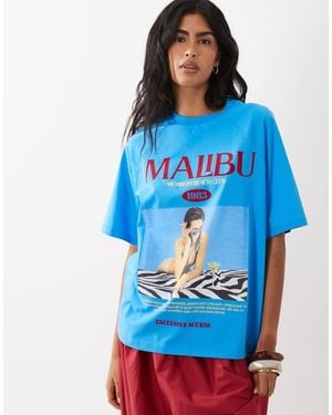 ASOS T-Shirt Oversize Con Maniche Raglan Blu Con Stampa Floccata Rossa E Stampa Di Beach Club