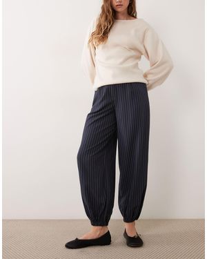 New Look Pantalon ballon à rayure fine marine - Bleu