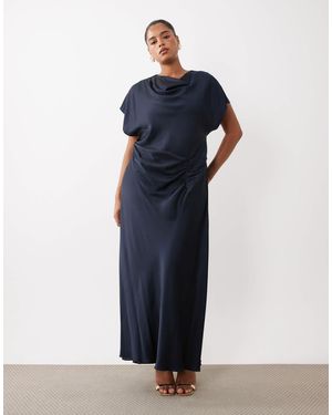 Forever New Satin-maxikleid mit hohem wasserfallausschnitt, seitlicher raffung und schrägem schnitt - Blau