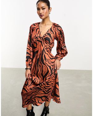 VIOLET ROMANCE Vestido Semilargo Naranja Óxido Con Cuello De Pico Y Estampado Animal Abstracto De Satén De -Rojo