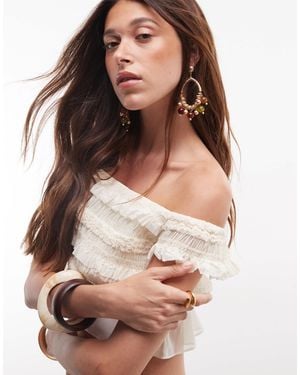 TFNC London Crop top d'ensemble en mousseline froncée à épaules dénudées et volants - crème - Marron