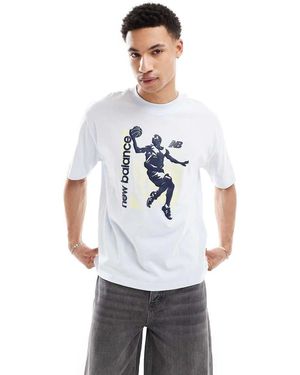 New Balance Camiseta Con Estampado Gráfico Vintage Hoops De - Blanco