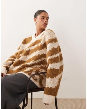 ARRANGE Curve – oversize-strickpullover mit v-ausschnitt, geschwungenem saum und tiger-intarsienmuster - Natur