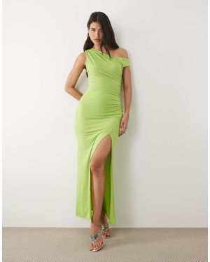 TFNC London Vestido Semilargo Verde Luminoso Ceñido Con Hombro Caído Y Abertura Hasta El Muslo