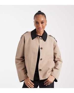 Vero Moda Gabardina Corta Color Camel Con Diseño Minimalista Y Solapas En Contraste De -Neutro