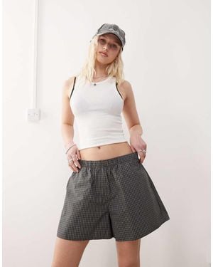 Weekday Pantalones Cortos Grises A Cuadros Holgados De - Blanco