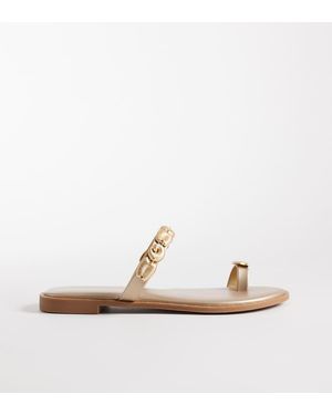 Glamorous Platte Sandalen Met Gouden Schelpen - Wit