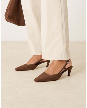 Asos Design Wide Fit Shadow - chaussures à talon mi-haut et bride arrière en suédine avec bout ciselé - chocolat - Neutre