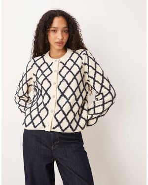 Y.A.S Pull à carreaux en maille duveteuse texturée - crème et bleu marine - Blanc