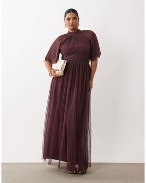 Lace & Beads Plus Robe longue en tulle à col montant et manches volantées couleur chocolat - Rouge